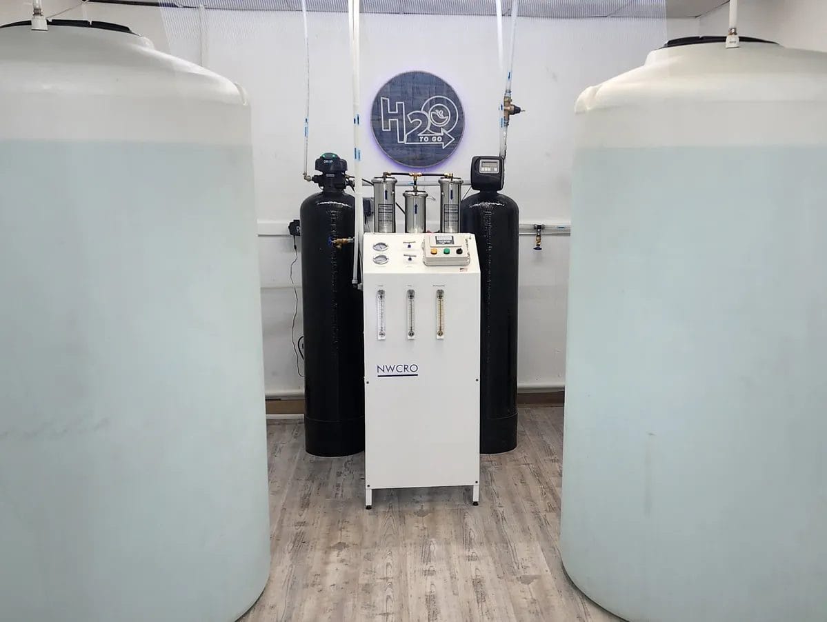 Reverse-osmosis filtration equipment between water storage tanks